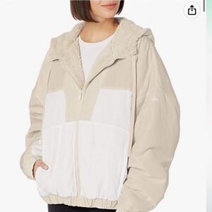 ALO Yoga Women's Duality Reversible Sherpa Jacket - Cream and White XS